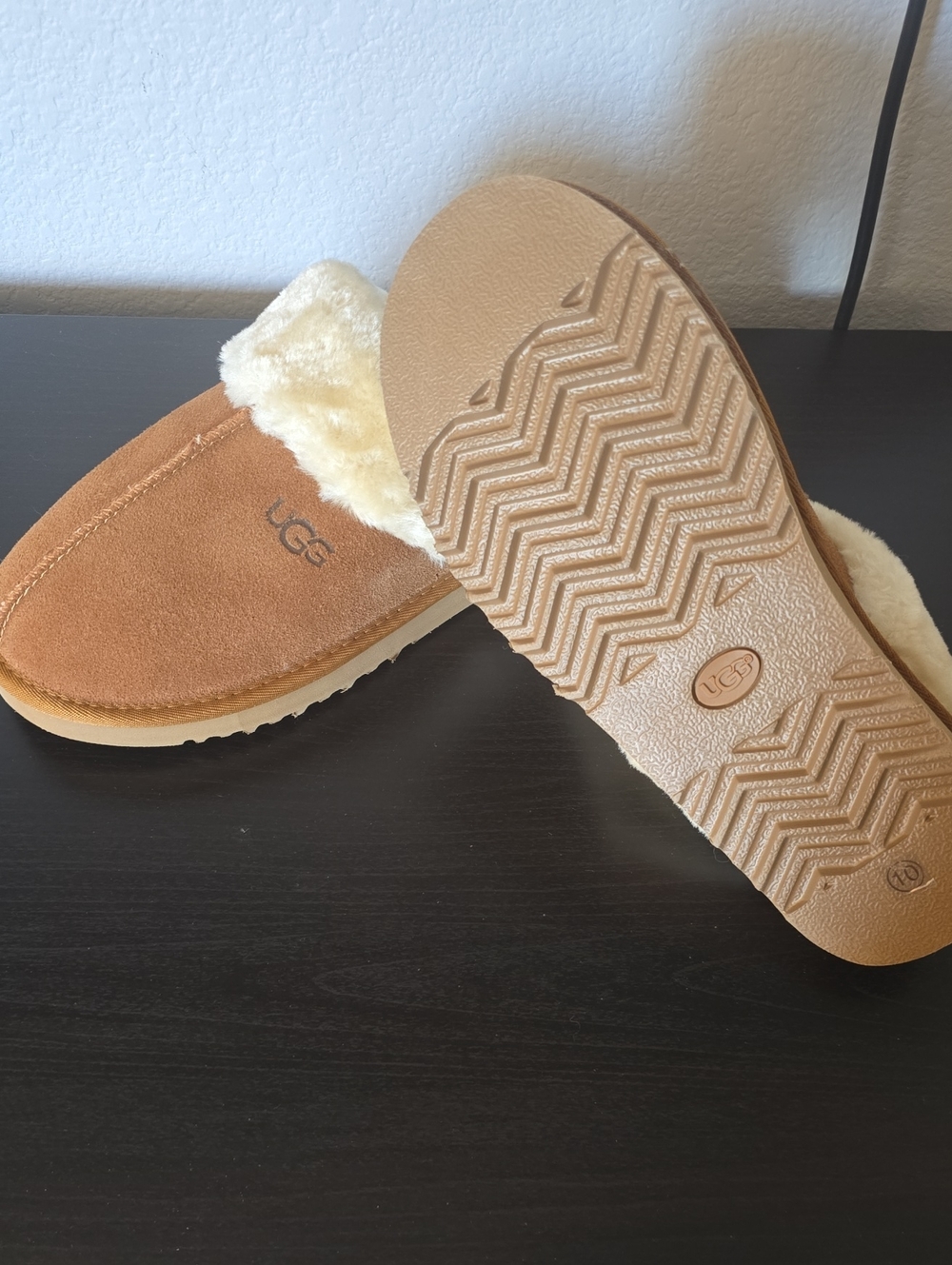NEW W/O BOX-UGG Women's Chestnut Suede Shearling Clog Slippers-NEVER WORN!